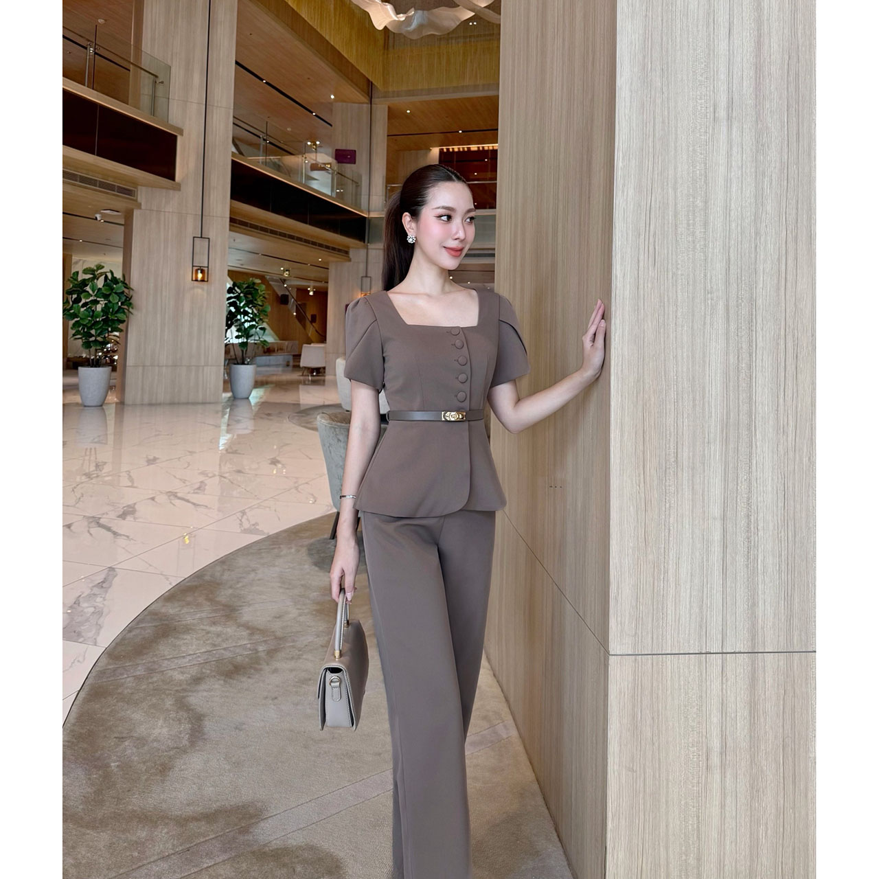 kudapy เซ็ตโทนช็อกโกแลต/ครีมทรงสวย” ลุคเวิร์คกิ้งวูแมนที่พร้อมเปล่งประกายในทุกโอกาส คอเหลี่ยม เสริมดีเทลกระดุมหน้า