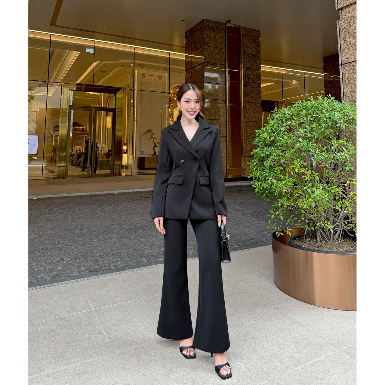 kudapypy ชุดเซ็ทเสื้อสูท ปกสูท มีรองบ่าๆเพื่อให้เป็นทรงสวย ออกแบบกระเป๋าให้สามารถใช้งานได้ มาพร้อมกับกางเกงใช้ผ้าเดียวกับเสื้อสูท