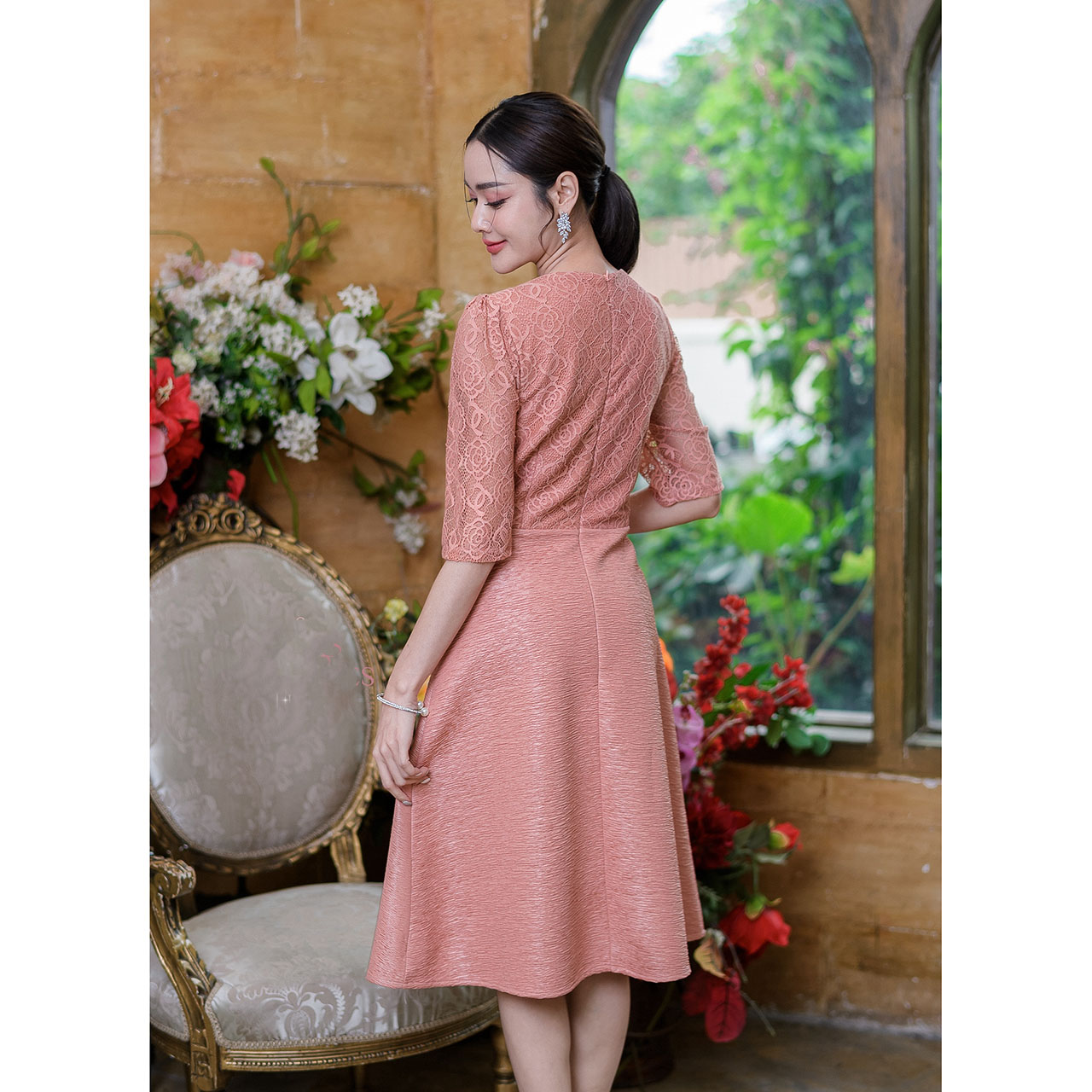 kudapy เดรสสั้น ดีไซน์สวยเก๋ ช่วงอกแต่งดอกไม้ ผ้าสวย ทรงสวยหวาน งานดีมาก ถูกใจแน่นอน