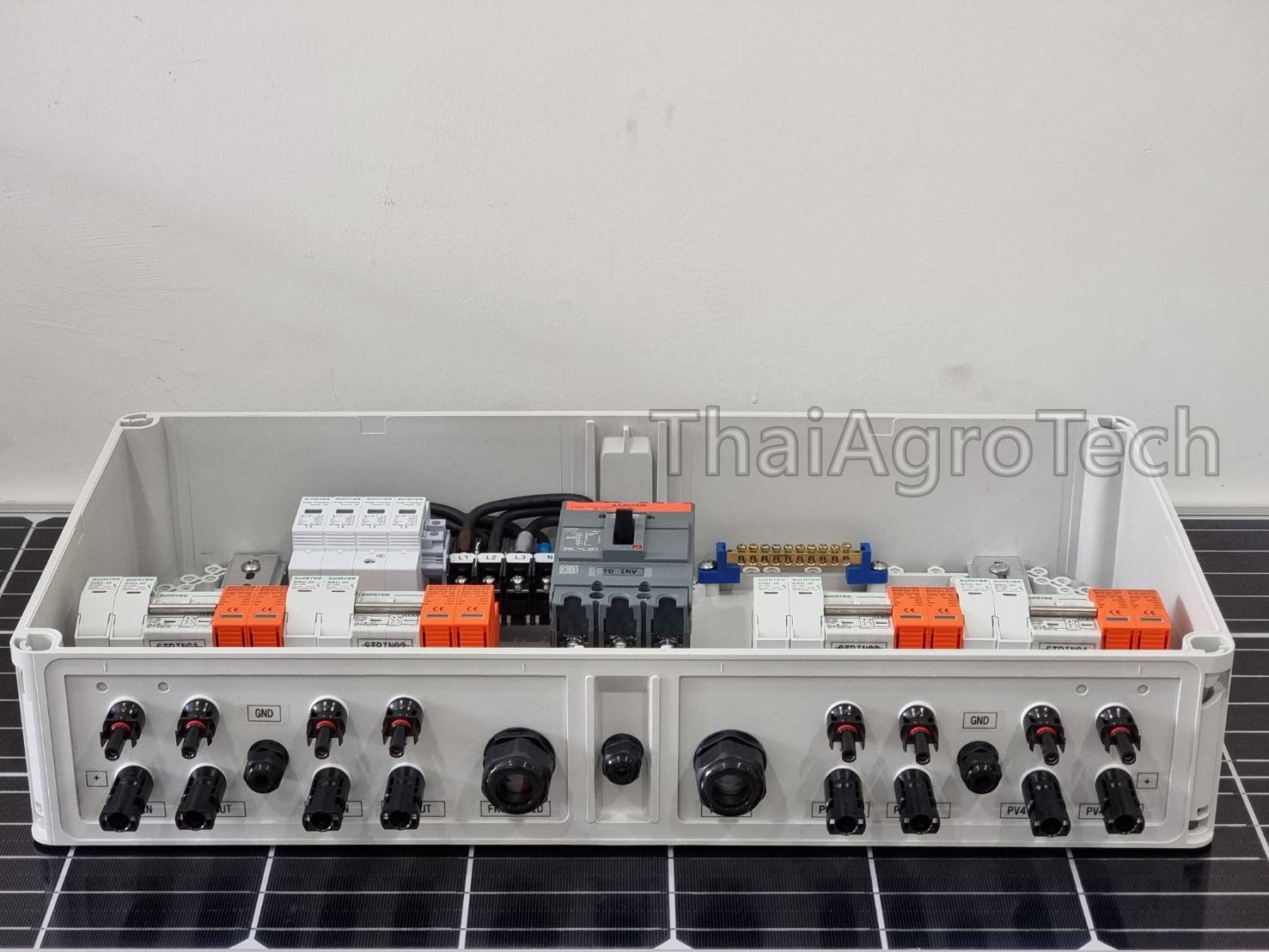 ตู้คอมบายเนอร์ โพลีคาร์บอเนต AC-DC combiner ใช้กับงานติดตั้งระบบโซล่าเซลล์ แบบ 4 สตริง 20-40กิโลวัตต์ 3เฟส AC-DC Combiner Box 4String 3Ph