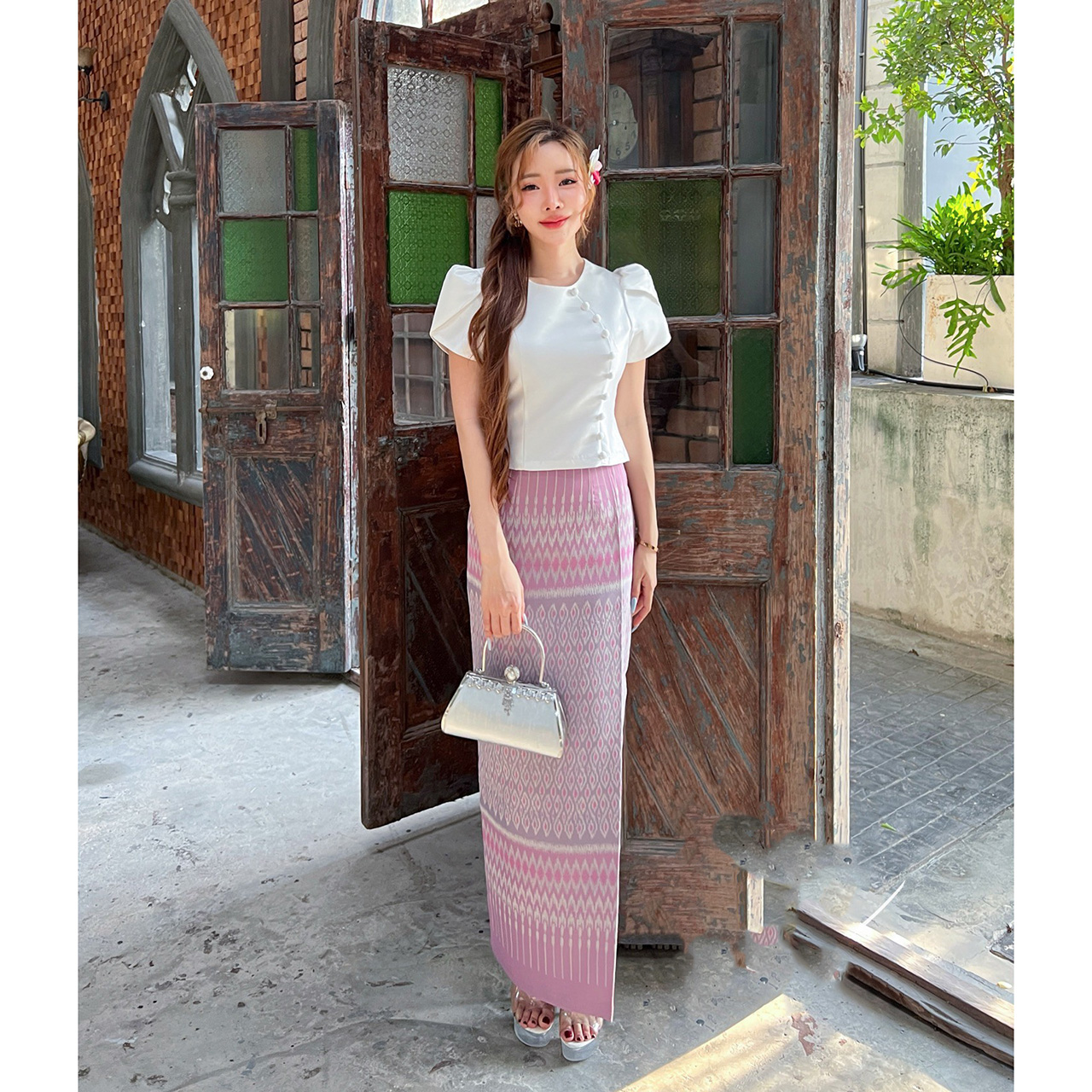 kudapy ชุดเซ็ทเสื้อคอกลมแขนสั้นทรงกลีบบัว แต่งกระดุมปั้มด้านหน้า สีขาวมุข งานผ้าไหมหนานิ่มผ้าถุงสำเร็จรูป ซิปหลัง