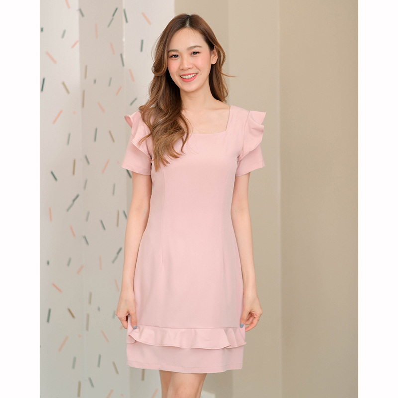 kudapy เดรสสั้นสีส้มอิฐ/สีเขียว/สีเหลือง/สีชมพู คอเหลี่ยม ดีไซน์น่ารัก มีระบายที่รอบแขนและช่วงชายเดรสเพิ่มความหวาน ใส่ง่ายได้หลายโอกาส