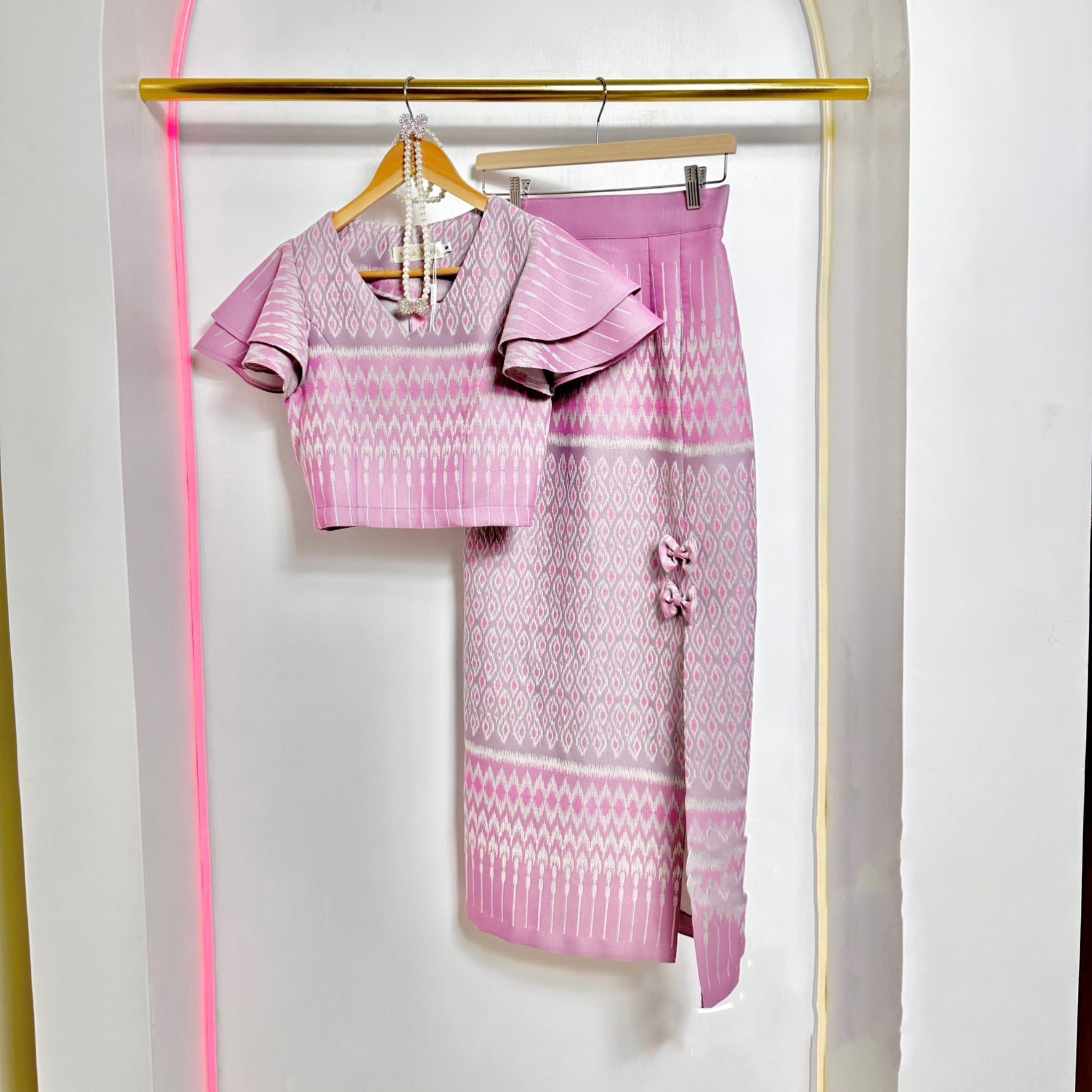 kudapy ชุดเชทผ้าฝ้ายสีชมพูเสื้อ+ผ้าถุงทอลาย สวยหวาน ทอลายขอ เสื้อทรงคอวี แขนระบาย 2 ชั้น แพทเทริน์น่ารัก อัดกาว มีซิปหลัง