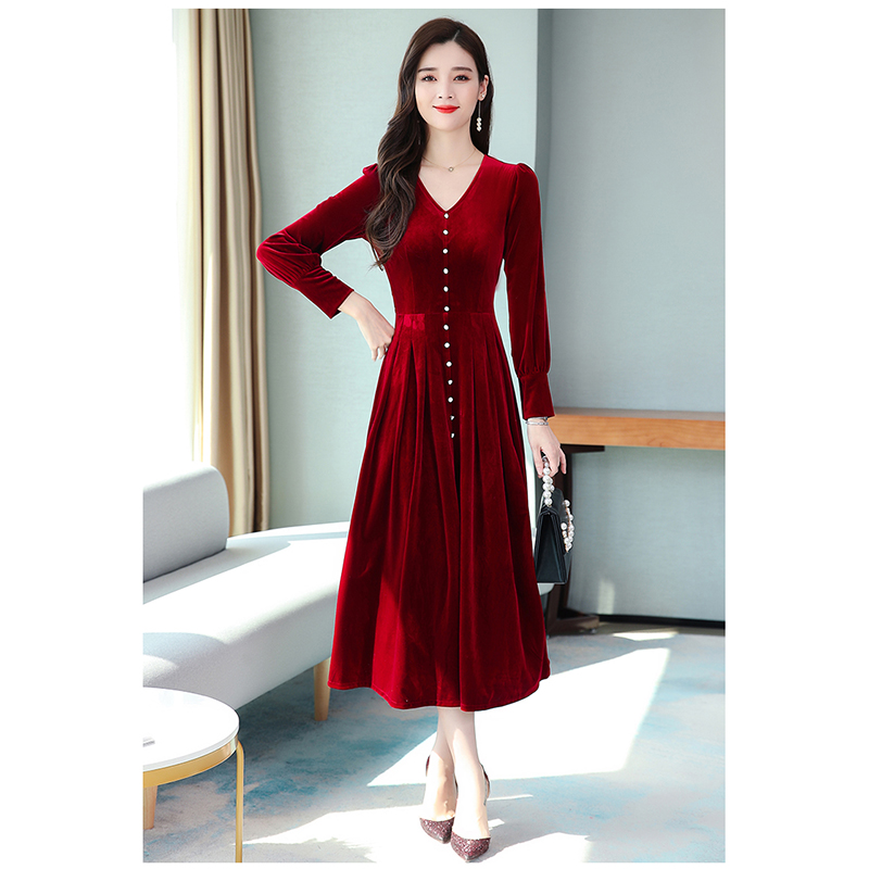 kudapyเดรสผ้ากำมะหยี่สีแดงเลือดนก คอวีตกแต่งกระดุมขาว แขนยาว เอวสายผูกโบว์ กระโปรงทรงเอ