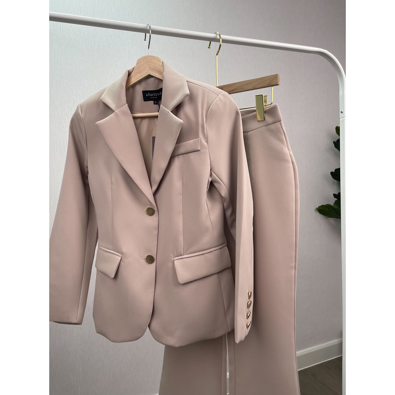 kudapy setsuit เสื้อ+กางเกง สีแดง,สีเทา,สีชมพู เป็นอีกรุ่นที่แนะนำมาก รุ่นนี้ใช้ผ้าทอพิเศษ จะมีความนิ่มลื่น ไม่ยับง่าย Texture ของผ้าคือมีความหรูหรา แต่งกระดุมทอง 2