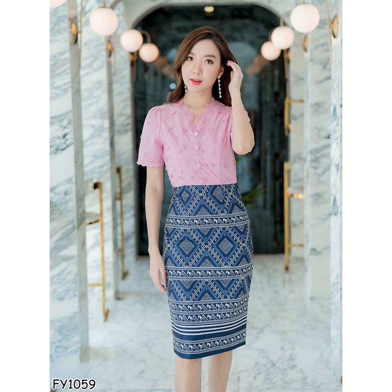 kudapy เดรสสั้นผ้าไทยสีขาว/สีชมพู เสื้อลูกไม้คอวีหยักแขนหยัก+กระโปงลายไทย ใส่สบายสวยดูดีน่ารักๆ