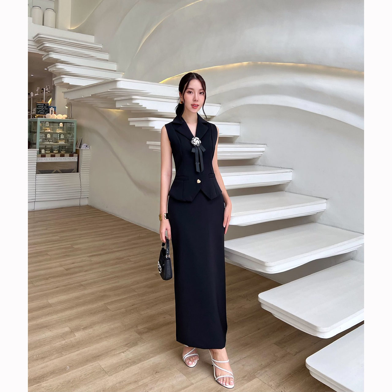 kudapy ชุดเซ็ทเสื้อแขนกุดกับกระโปรงยาวสีดำ ตัวเสื้อคอปก กระดุมจริงสีทองรูปหัวใจ มีซับในอย่างดี