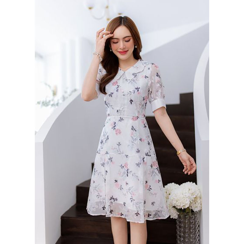 kudapy เดรสสั้นสีขาว/สีชมพู คอปกเคริฟเย็บเปหยักสวย ผ้าทอมีเทคเจอร์ พิมพ์ลายดอก สวยลงตัว มีดีเทลแต่งลูกไม้และกระดุมช่วงอก