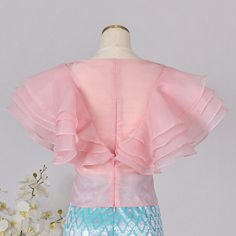 kudapy เสื้อไปงาน ผ้าแก้วคอปาดแคบสีชมพู/สีฟ้า/สีเหลือง แต่งระบายช่วงแขนเป็นทรงหน้าอก V Shape ระบาย 4 ชั้นสวยหรูมากๆค่ะรุ่นนี้ ขายดีสุดๆ