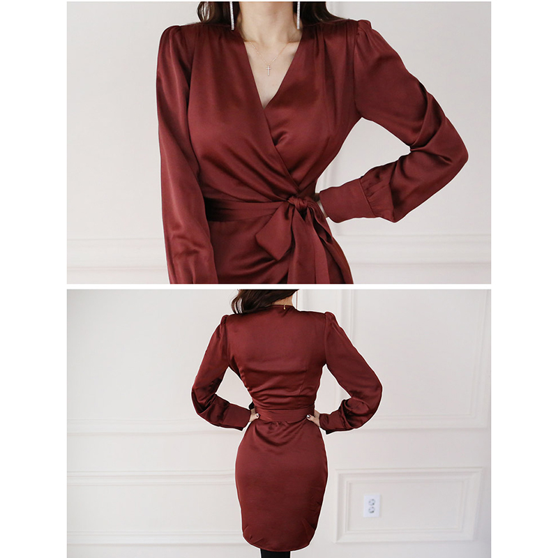 kudapy เดรสสั้นออกงานสีแดงเข้ม ผ้าไนลอนคอวีแขนยาว ผ้าทิ้งตัวมีน้ำหนัก ทรงทบหน้าผูกเอว สวยเหมือนแบบ