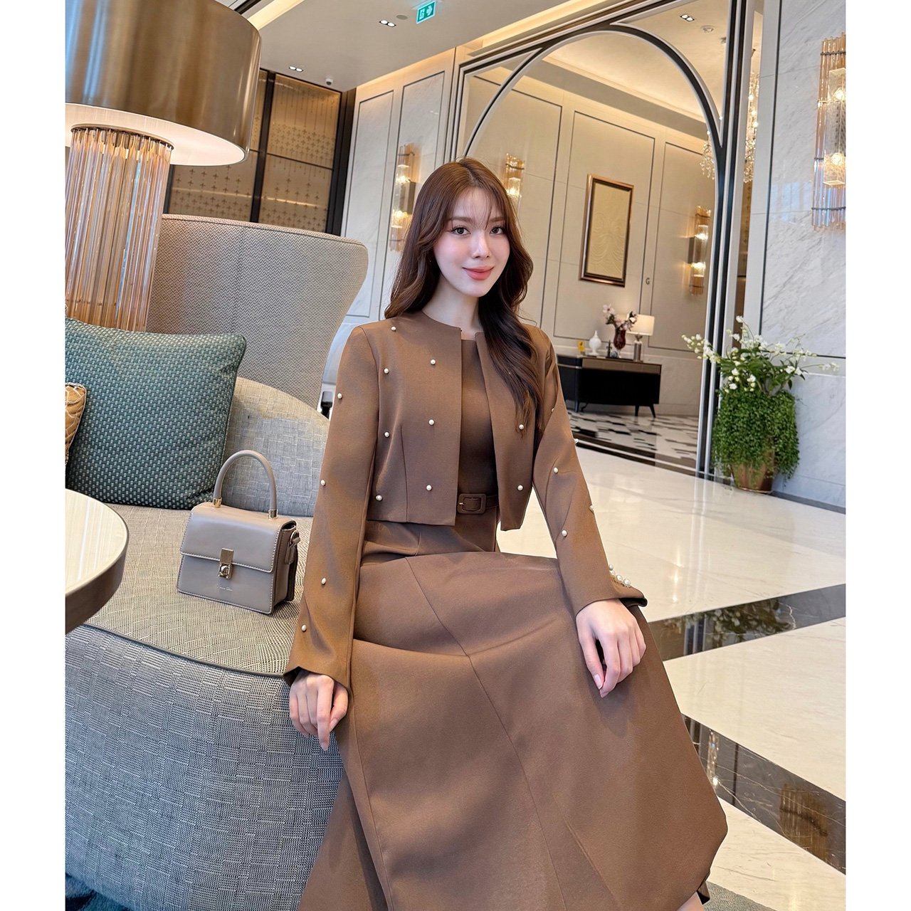 kudapy เซ็ท 3 ชิ้น เดรสออกมาให้เข้ารูปเอวสูง มีฟองน้ำในตัว ซิปด้านหลัง เสื้อครอปสวยหรูด้วยการตกแต่งไข่มุก มีตะขอติดเสื้อให้ ครอปมีรองบ่าบางๆ