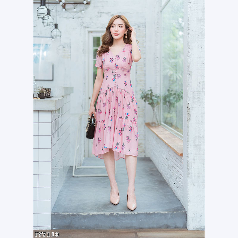 kudapy เดรสยาวสีชมพู,ขาว แต่งกระดุมลายดอกสวยดูดี
