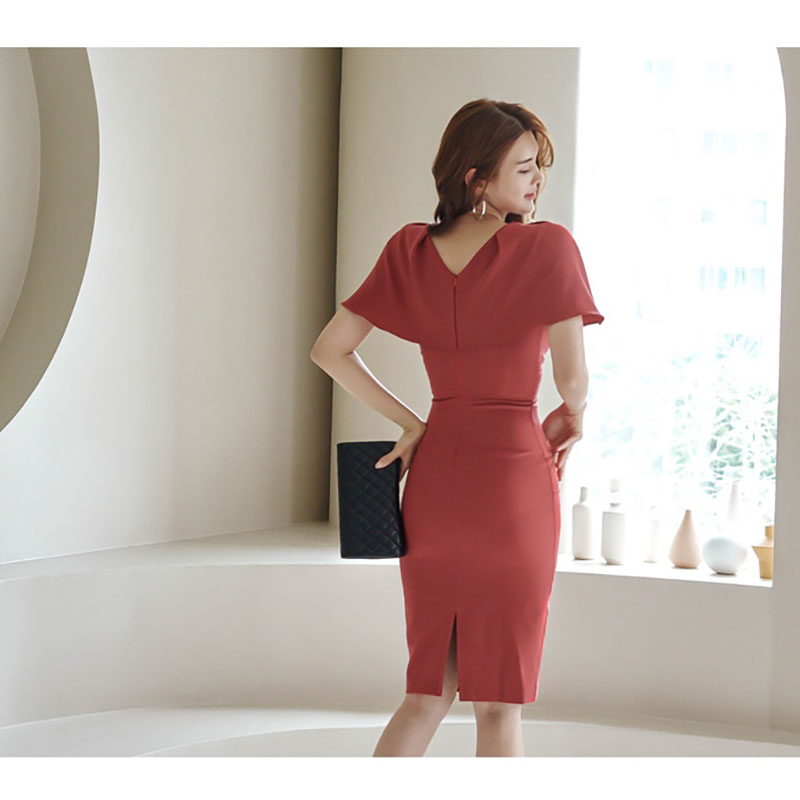 kudapy เดรสสั้นสีแดงอิฐ ออกงาน แบบสวยเก๋ คอวีทั้งด้านหน้าและด้านหลัง แต่งระบายหัวไหล่ปิดทับแขนสวยเด่น ทรงสวยเข้ารูปมีซิบหลัง