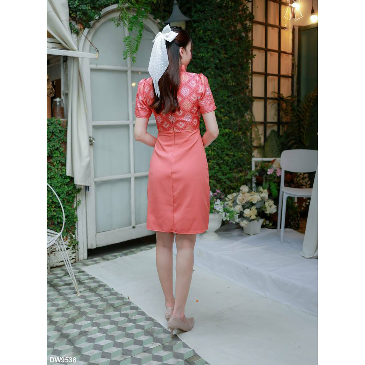 kudapy เดรสสั้น คอวีแต่งโบว์กระโปรงทรงเอ เสื้อายไทยสวยดูดี ใส่ออกงานสวยน่ารัก