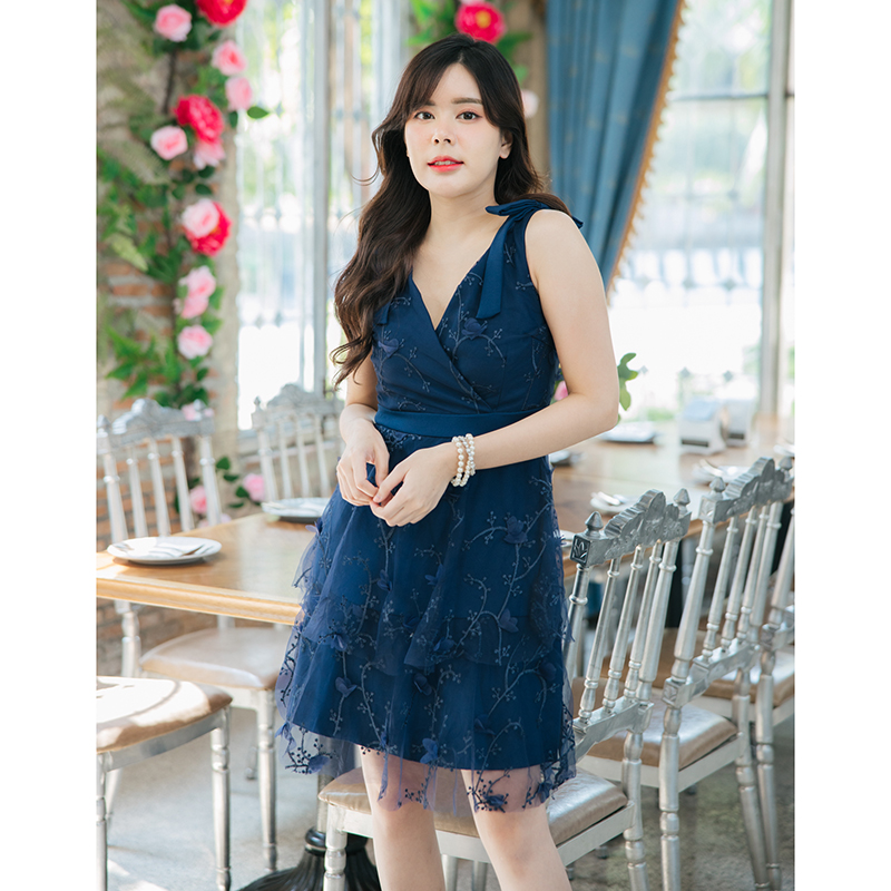 kudapyเดรสสั้นสีกรม เป็นผ้าลูกไม้โปร่งปักด้วยดอกไม้ 3D ตัวเดรสเป็นแขนกุด ช่วงอกป้ายคอวี ดีเทลแต่งโบว์ที่ไหล่ 2 ข้าง