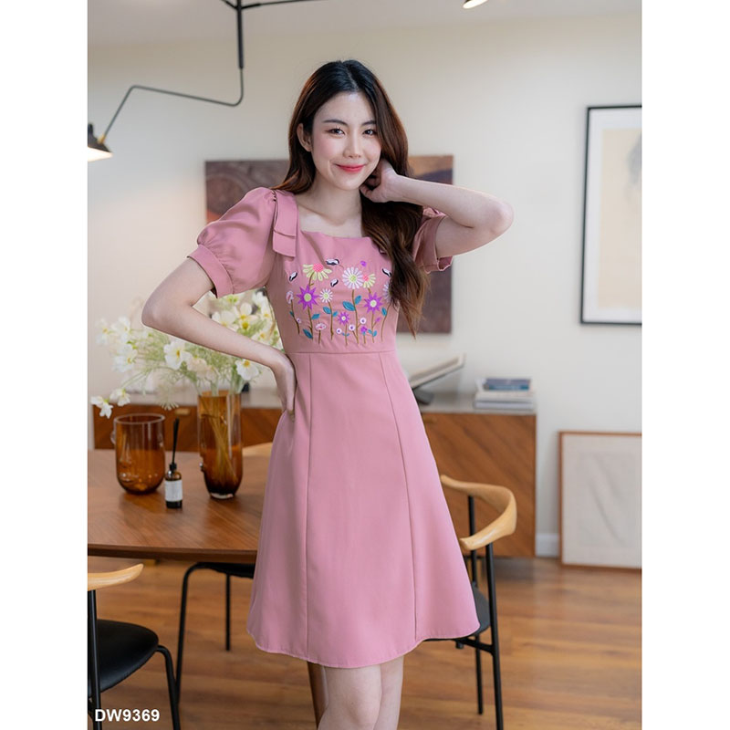 kudapy เดรสสั้นสีชมพู/สีกรม/สีฟ้า ผ้าพื้นโบว์ไหล่ปักอก แขนสั้น ใส่สบายสวยดูดี น่ารัก ใส่เที่ยวใส่ออกงาน