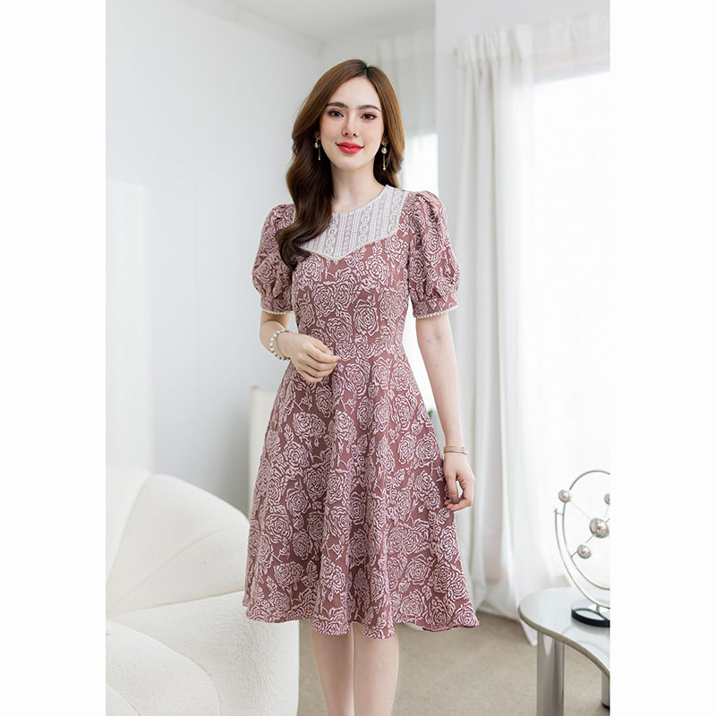 kudapy เดรสสั้นสีครีม/สีชมพูกะปิ ผ้าแจ็คกาด สวยหวาน สวยละมุนมากๆค่ะ มีดีเทล ตัดต่อลูกไม้สีขาวช่วงอก และแต่งล้อมด้วยมุกสีขาว