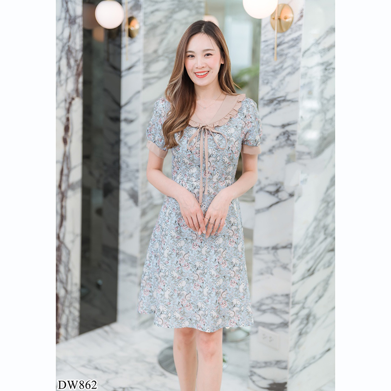 kudapy เดรสสั้นคอกลมสีฟ้า/สีดำ/สีชมพู ใส่ทำงานลายดอกปกคอบัวแขนจั๊ม ลายดอกไม้แต่งเชื่อกผูกโบด้านหน้า สวยดูดี