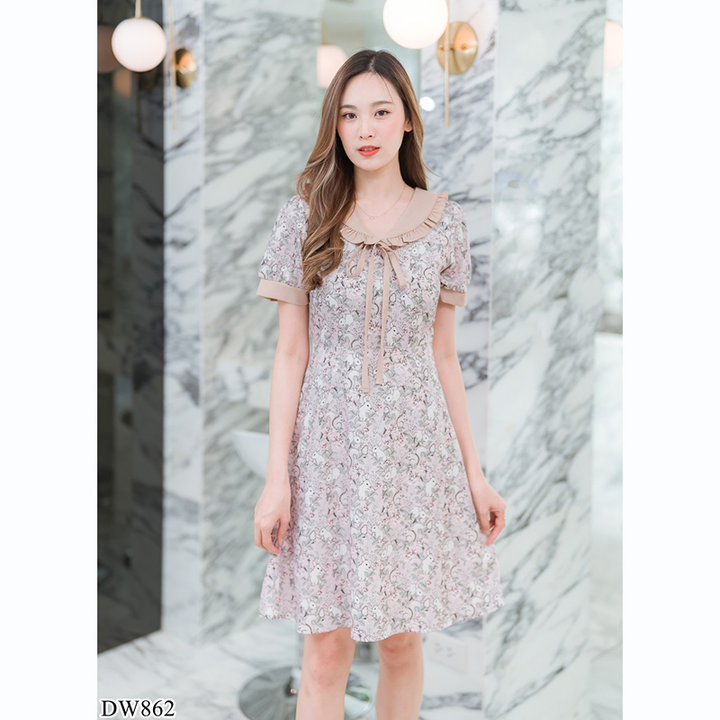 kudapy เดรสสั้นคอกลมสีฟ้า/สีดำ/สีชมพู ใส่ทำงานลายดอกปกคอบัวแขนจั๊ม ลายดอกไม้แต่งเชื่อกผูกโบด้านหน้า สวยดูดี