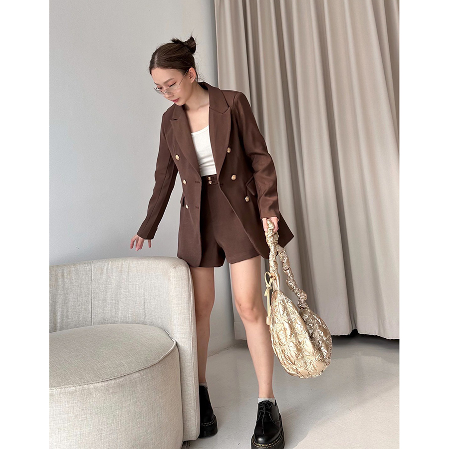 kudapy เซ็ทสูทกางเกงขาสั้นสีน้ำตาลเข้ม เสื้อสูทแต่งกระดุมสีทองจริง 6 เม็ด มีกระเป๋าจริง มีฟองน้ำเสริมบ่าบางๆ มาพร้อมกับกางเกงขาสั้นซิปหน้า