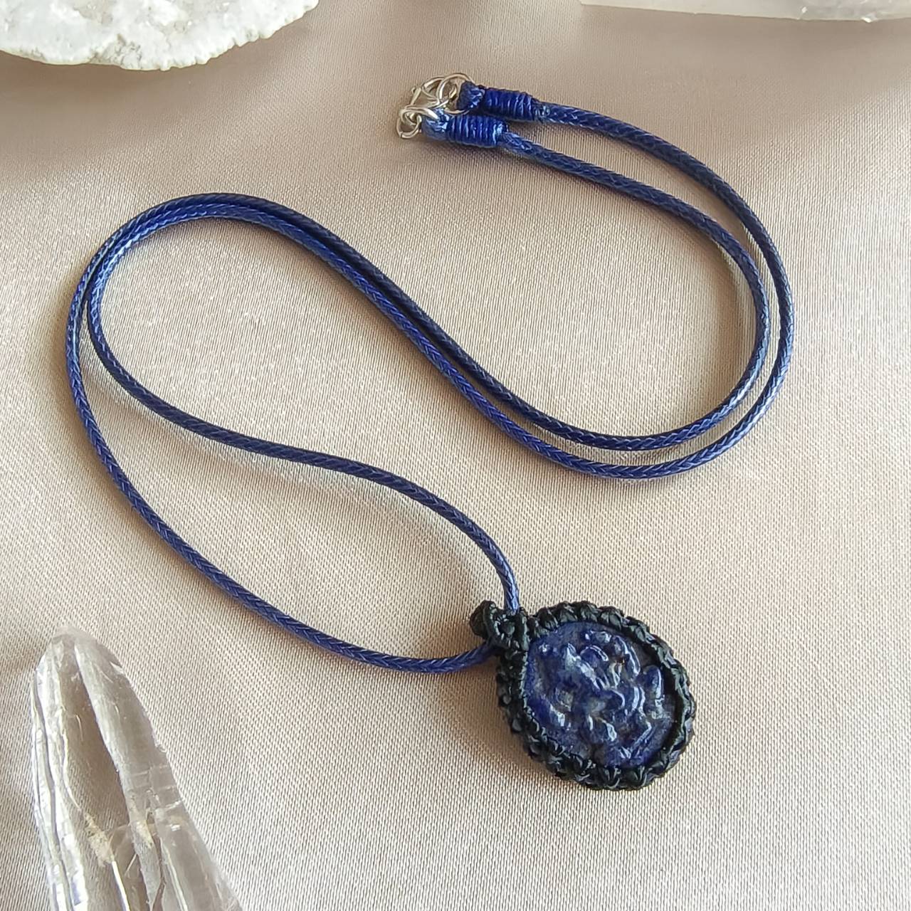 สร้อยคอจี้เชือกถักล้อมหินลาพิสลาซูลีแกะสลักองค์พระพิฆเนศ Lapis Lazuli