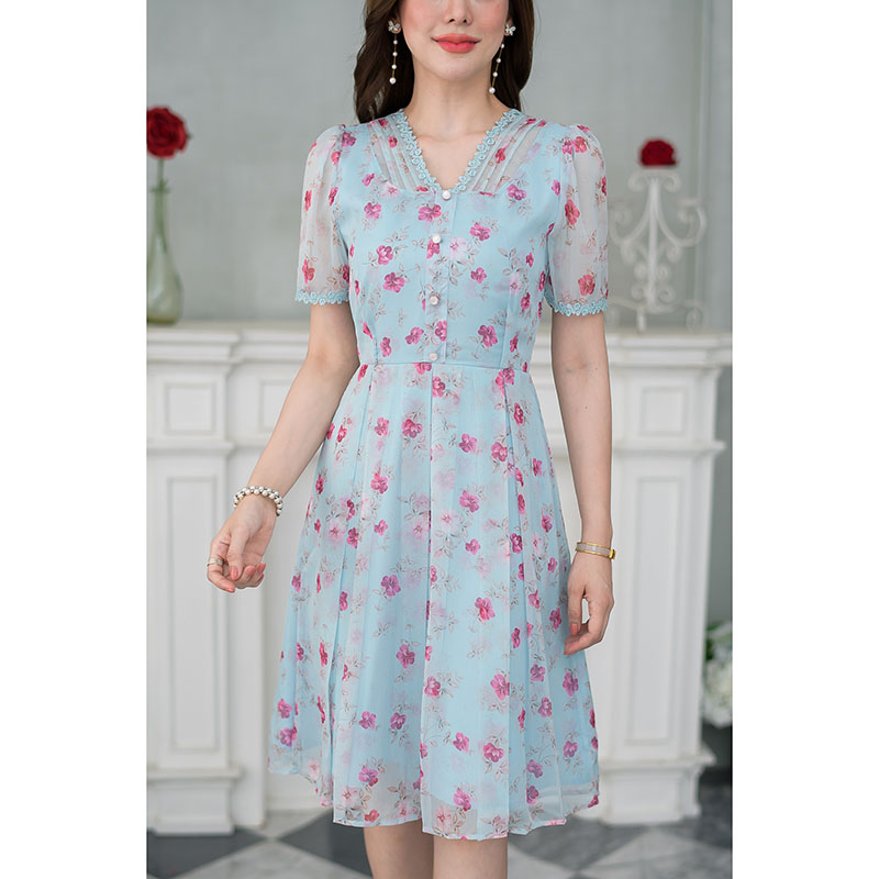kudapy เดรสสั้นสีชมพู/สีฟ้า ผ้าลายสวย เป็นผ้าโปร่งแสง ลายดอกสวยละมุน มีดีเทลตีเกล็ดช่วงคอและแต่งกระดุมช่วงอก และแต่งลูกไม้รอบแขนกระโปรงจับจีบทวิส