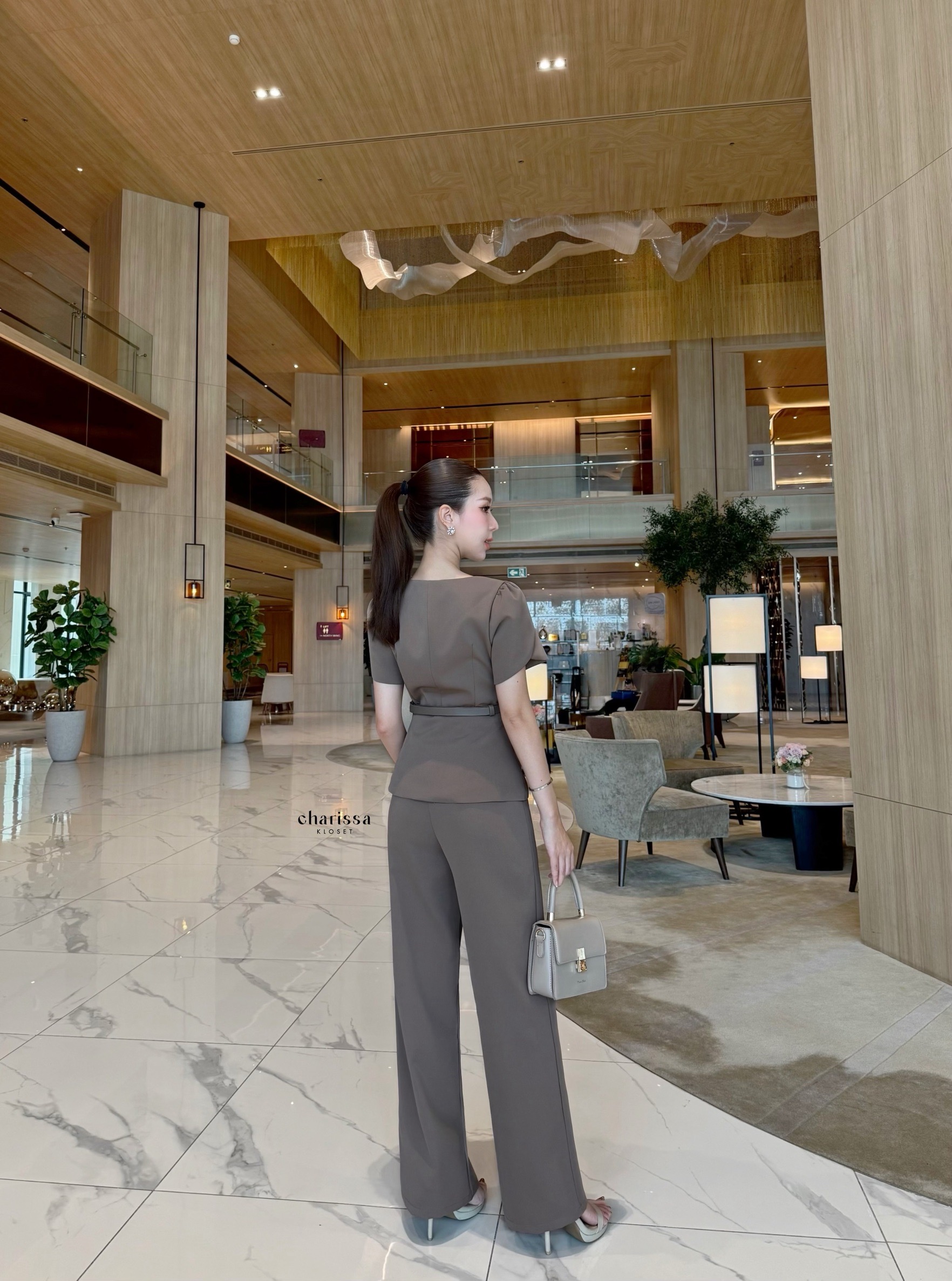 kudapy เซ็ตโทนช็อกโกแลต/ครีมทรงสวย” ลุคเวิร์คกิ้งวูแมนที่พร้อมเปล่งประกายในทุกโอกาส คอเหลี่ยม เสริมดีเทลกระดุมหน้า