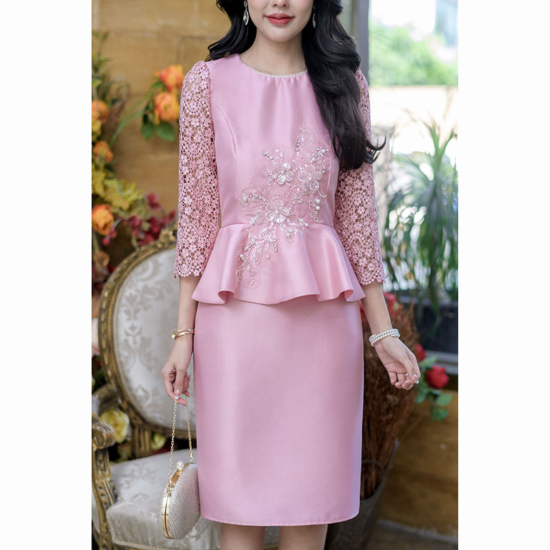 kudapy เดรสสั้นสีชมพู/สีเทา/สีเหลืองทอง ผ้าไหม ดีไซน์เอวระบาย แต่งดอกไม้สวยหวานที่เอวจนถึงช่วงอก รอบคอตกแต่งด้วยมุกเล็กๆเพิ่มความหวาน