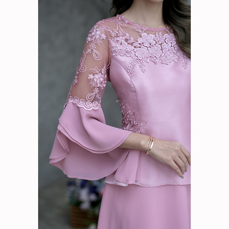 kudapy เดรสสั้นสีชมพู/สีเทา เป็นงานผ้าไหมแต่งลูกไม้ + ผ้าชิฟฟ่อนพริ้วๆ งานผสมผสาน 3 เนื้อผ้า ดีเทลมากมายตกแต่งสวยหวาน