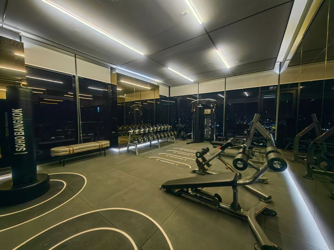 ให้เช่าคอนโด SOHO Bangkok Ratchada (โซโห แบงค็อก รัชดา) - ตกแต่งเฟอร์ครบห้องใหม่ยังไม่เคยมีผู้เช่า - การเดินทาง: MRT ห้วยขวาง