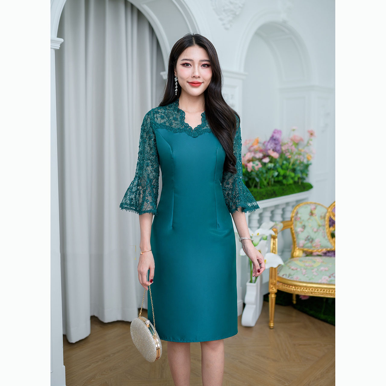 kudapy เดรสสั้นสีเขียวเข้ม/สีชมพูบานเย็น ผ้าไหมญี่ปุ่น ดีไซน์คอวีแต่งเคิพเป็นเชิงผ้าตกแต่งรอบคอ และช่วงอก