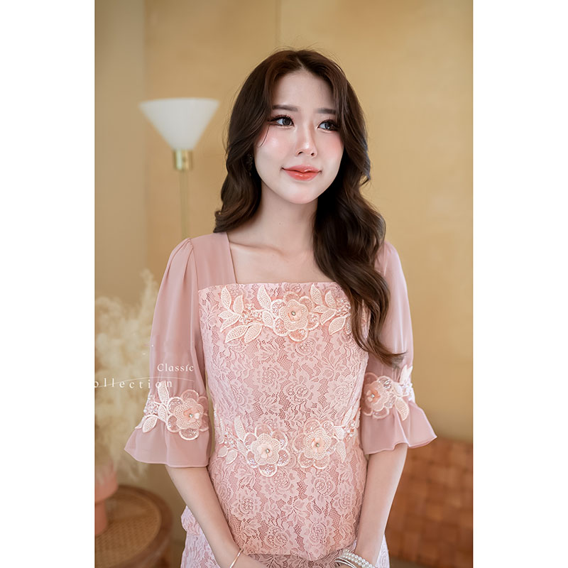 kudapy เดรสสั้นสีชมพูอ่อน/สีเขียวอ่อน ลูกไม้ เป็นเดรสลูกไม้เอวระบาย ช่วงแขนเป็นชีฟอง ตกแต่งดอกไม้ช่วงเอว อก และปลายแขน ดีเทลดอกไม้จะเป็นงานปักลูกปัด มุก และเพชร