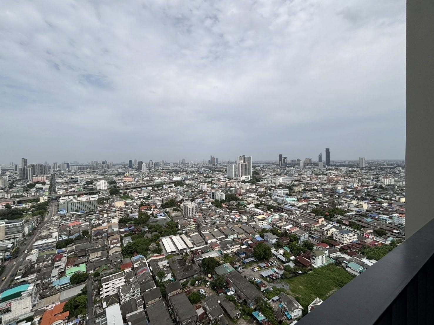 ให้เช่าคอนโด RHYTHM Charoenkrung Pavillion (ริธึ่ม เจริญกรุง พาวิลเลี่ยน) High Rise โซนพื้นที่ BTSสะพานตากสิน ห้องแบบ 3ห้องนอน 3ห้องน้ำ ขนาดห้อง 97 ตรม. ชั้น 33