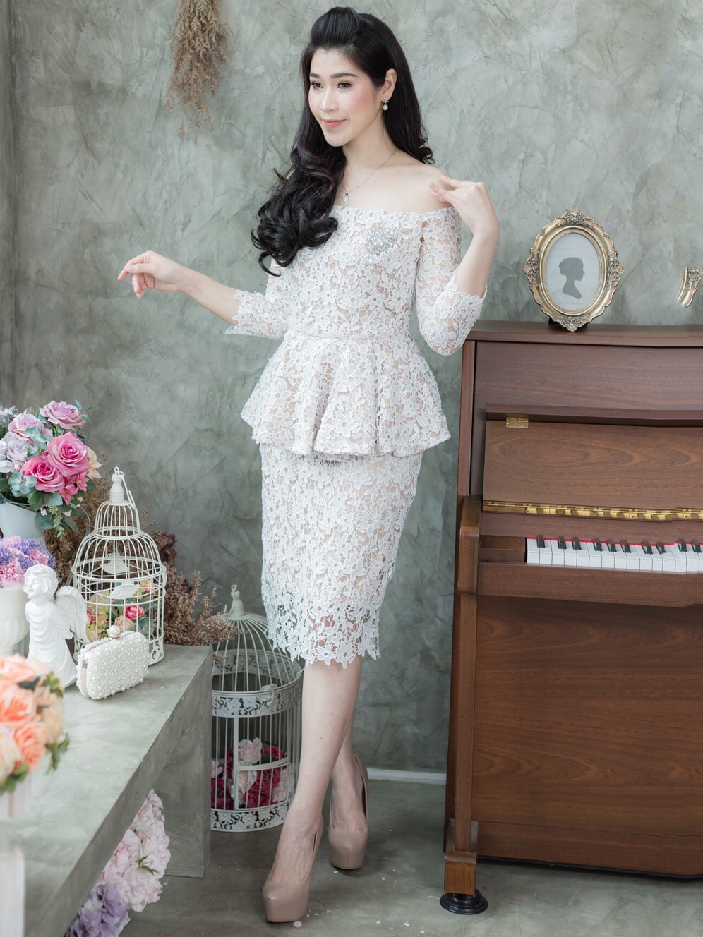 ชุดไปงานแต่งสีขาว เดรสลูกไม้เปิดไหล่เอวระบาย ผ้าลูกไม้ทอแน่น งานละเอียดปราณีตสุดๆ