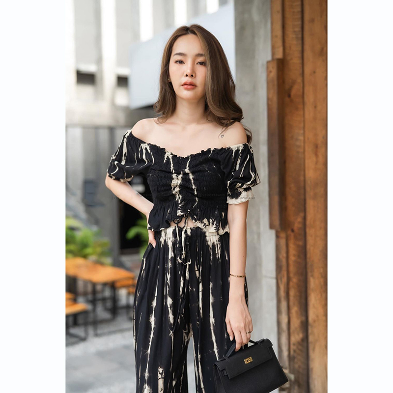 kudapy Set สีแดง/สีดำ ครอป+กางเกงผ้ามัดย้อม เสื้อครอบปาดไหล่ ใส่แล้วพริ้วไหวมากๆ