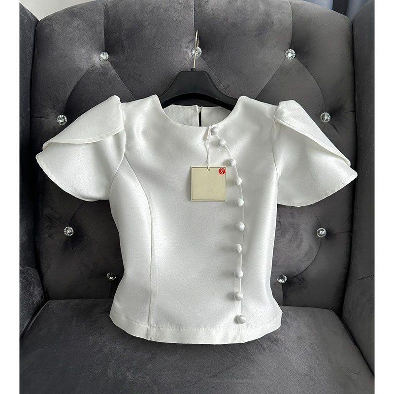 kudapy ชุดเซ็ทเสื้อคอกลมแขนสั้นทรงกลีบบัว แต่งกระดุมปั้มด้านหน้า สีขาวมุข งานผ้าไหมนิ่มอัดกาว มีซิปซ่อนหลัง +ผ้าถุงสำเร็จรูป ซิปหลัง เย็บแบบ ป้าย ทบผ้า เนื้อผ้าฝ้ายครามทอลายลิซ่า