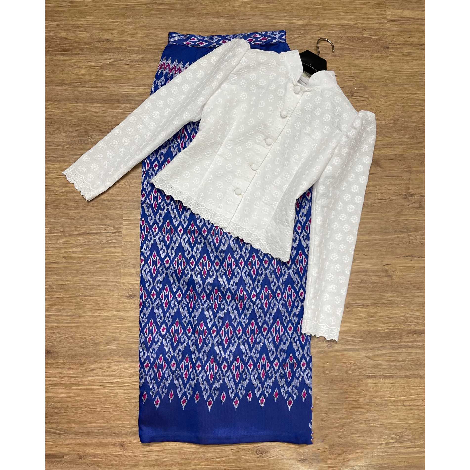 kudapy เสื้อคอตตอนปักฉลุสีขาว ทรงจิตรลดาบ่ายกจีบยอดฮิต อัดกาวช่วงตัว กระดุมหน้า ผ้าถุงสำเร็จรูป เกรดพรีเมี่ยมอัดกาว ซิปหลัง