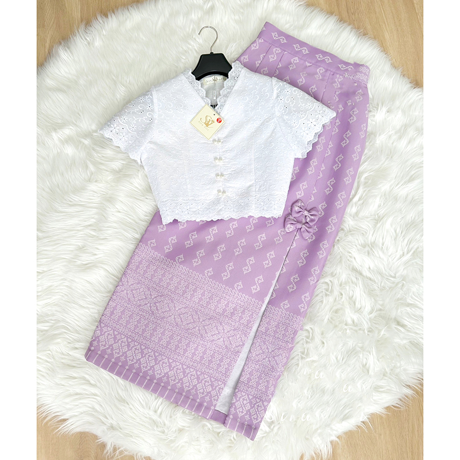 kudapy เสื้อคอตตอนสีขาว +ผ้าถุงสีม่วง แพทเทริน์น่ารัก กระดุมมุกด้านหน้า ผ้าถุงสำเร็จรูป ซิปหลัง ลายขอ ผ้าทอ ผ่าหน้า แต่งโบว์