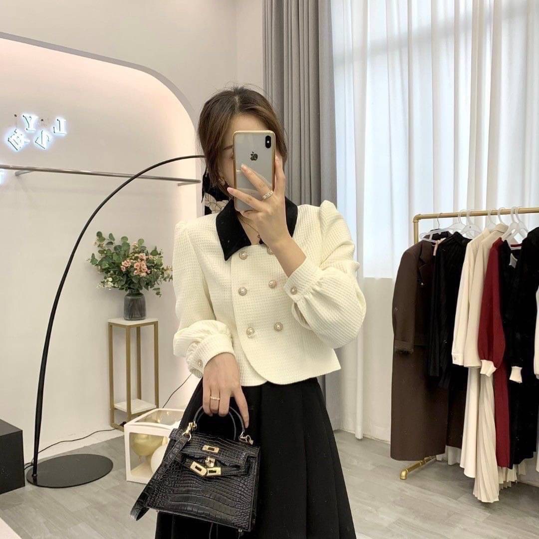 kudapy เซ็ทเสื้อครอปสีครีมแต่งปกสีดำ+กระโปรงยาวจับจีบใหญ่เอวสูงทรงเข้ารูป