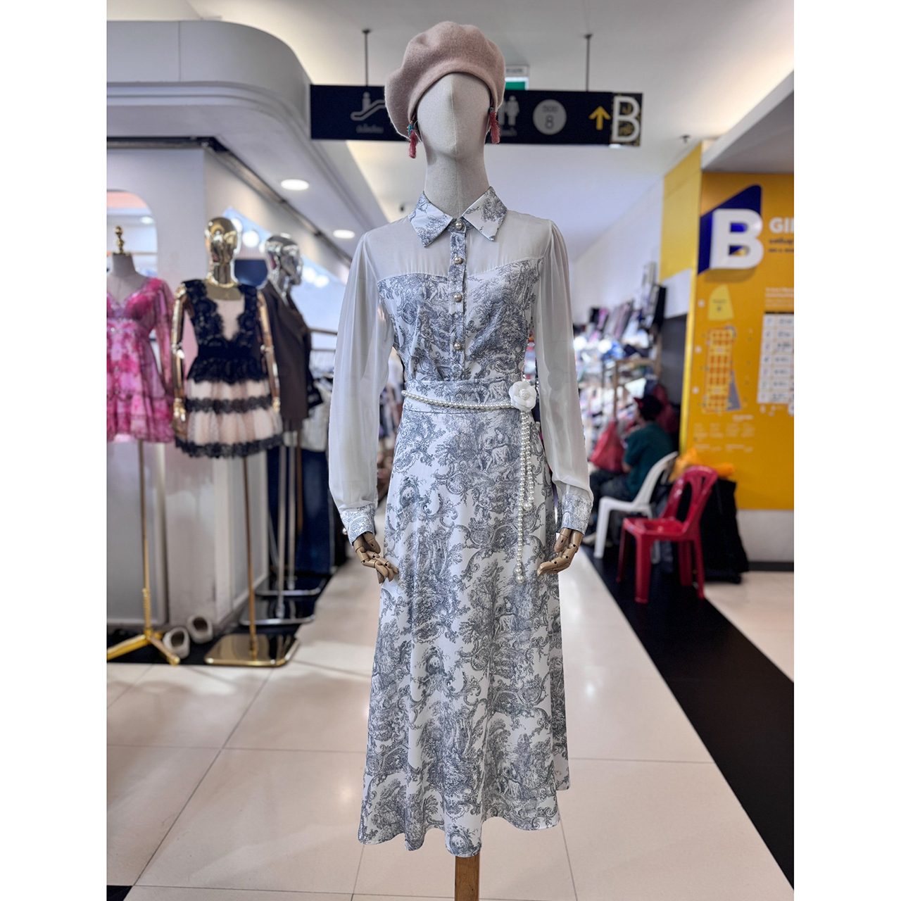 kudapy เซ็ทเสื้อมาพร้อมกระโปรงยาว ลายพิมพ์โทนสีฟ้า-ขาว สไตล์วินเทจ แขนเสื้อผ้าเชียร์บาง แขนยาว ปลายแขนตัดด้วยดีเทลลายเดียวกับกระโปรง