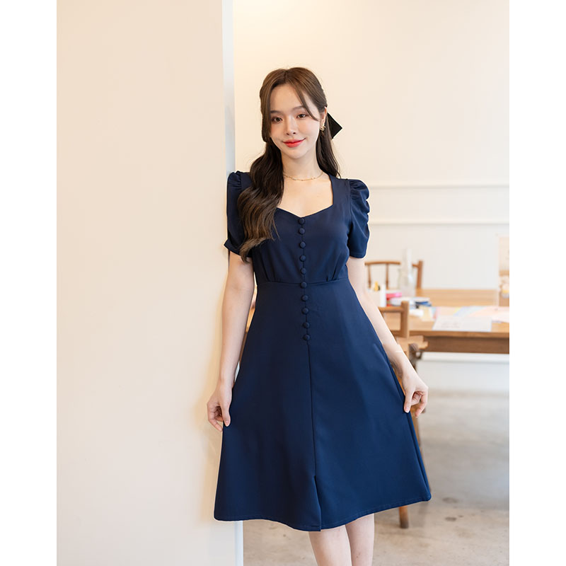 kudapy เดรสสั้นสีชมพู/สีกรม/สีครีม/สีเขียวมัทฉะ ช่วงเสื้อช่วงอกทำเป็น Curve ใส่แล้วดูเพรียว แขนจับรูดสม็อคด้านข้าง แต่งช่วงลำตัวด้วยกระดุมปั๊มเรียงสวย เหมือนเป็นชุดผ่าหน้า