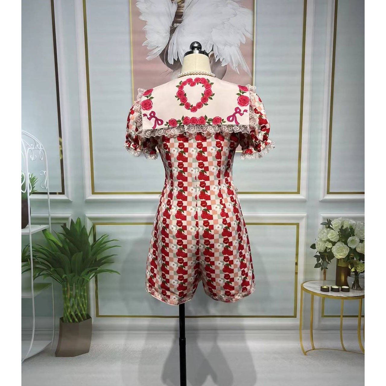 kudapy จั้มสูทขาสั้นสีครีมแดง เชอร์รี่ 3D แต่งลูกไม้ระบายขากางเกงงานสวย