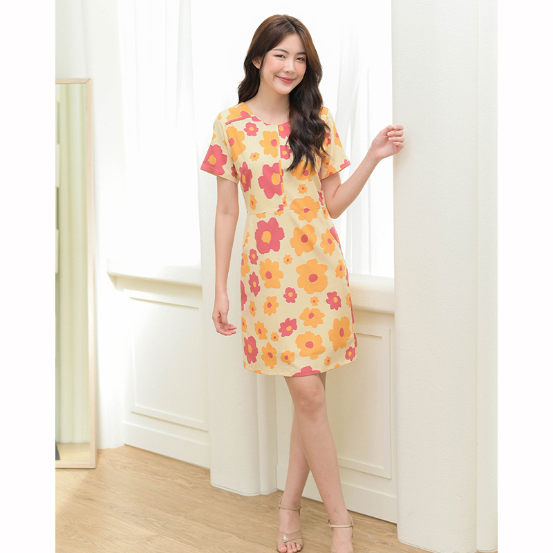 kudapy เดรสสั้นสีครีม/สีดำ ตัดต่อเล่นคัทติ้งกลางลำตัวและช่วงไหล่ มีกระเป๋าด้านข้าง ผ้าเนื้อนิ่มพิมพ์ลายดอกเพิ่มความน่ารักสดใส