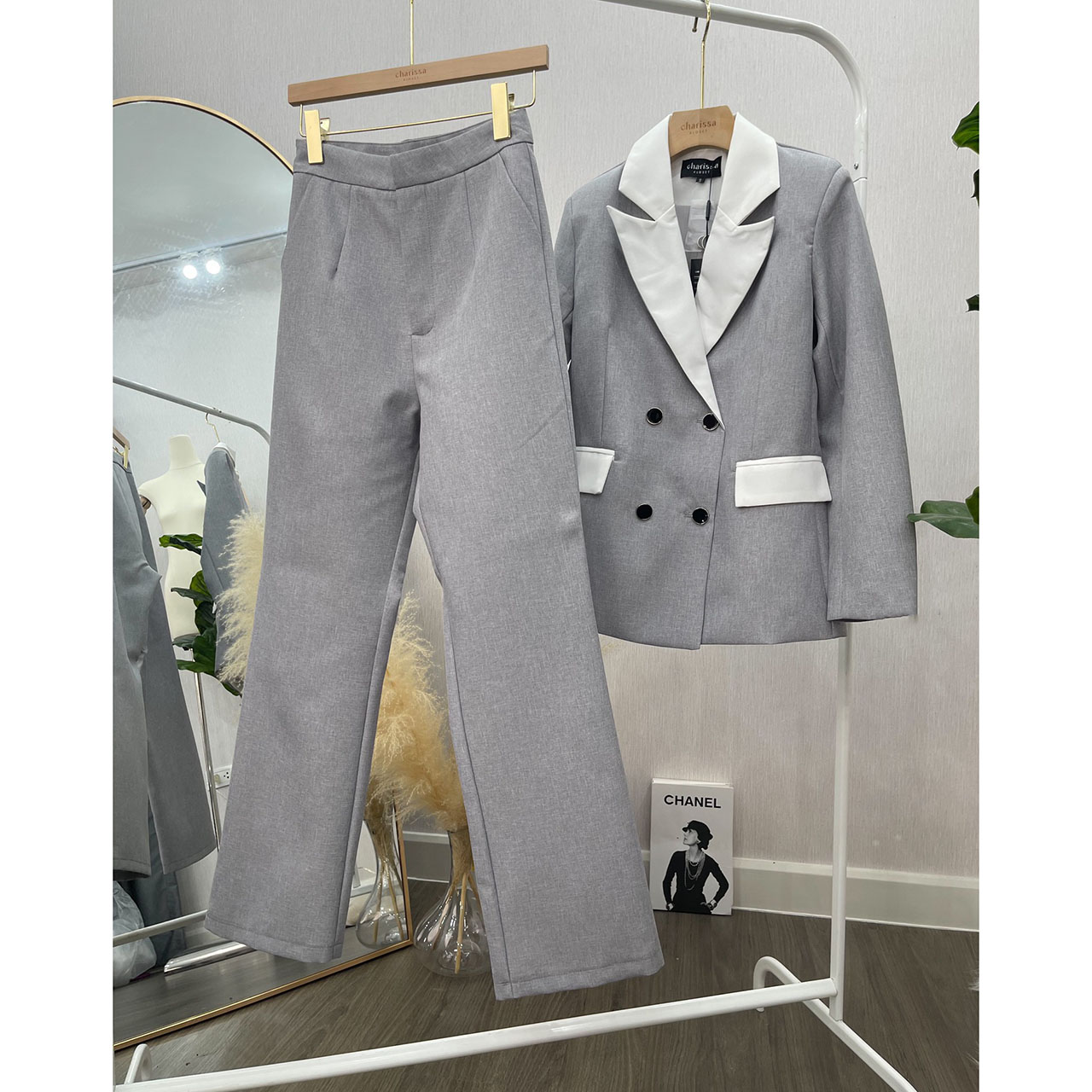 kudapy เซ็ทสูท สวยคลาสสิค ไซน์ทรงทันสมัย เพิ่มความหรูหราด้วยการแต่งสีทูโทน เสื้อแต่งกระดุมด้านหน้า 4 เม็ด มีซับในทั้งชุด เข้ารูปสวย