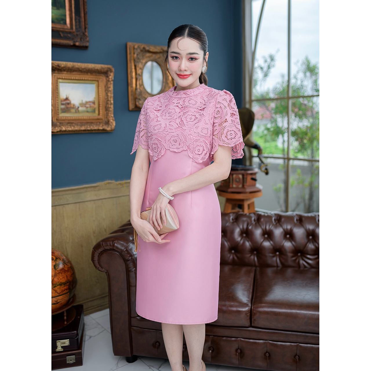 kudapy เดรสสั้นสีชมพู/สีน้ำตาล ผ้าไหม ตัวผ้าไหมญี่ปุ่นด้านในอัดกาวให้ทั้งชุด ด้านนอกเป็นสไตล์เสื้อคลุมสั้น เนื้อผ้าด้านนอกเป็นลูกไม้ลายกุหลาบทอลาย