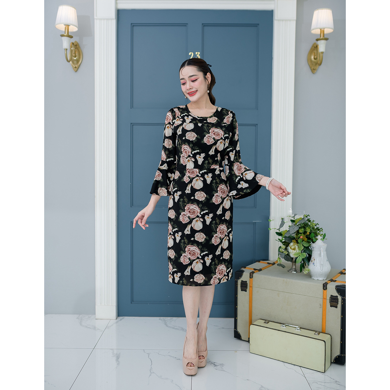 kudapy เดรสสั้นสีครีม/สีดำ แขนระบายทรงสวย เนื้อผ้าลื่นพริ้วใส่สบาย ลายกุหลาบโทนสีสวย แขนระบายมีซับด้านใน