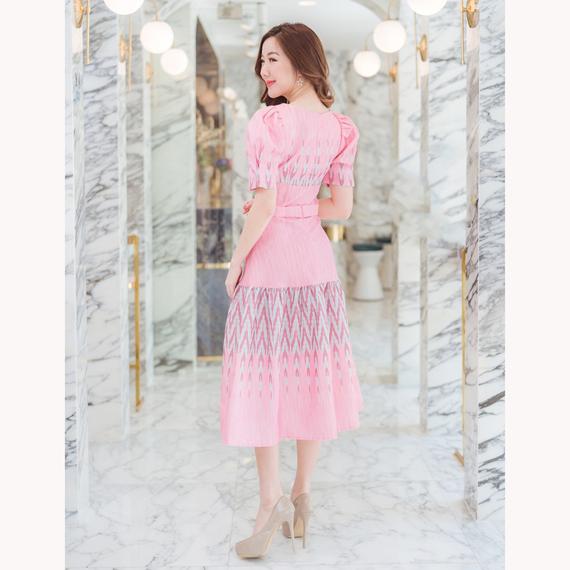 kudapy เดรสผ้าไทยยาวคลุมเข่าสีกรม/สีชมพู คอกลมแขนตุกตา ติดโบว์รัดเอวลายไทยสวยใส่สบายดูดี ซับหลังอย่างดี