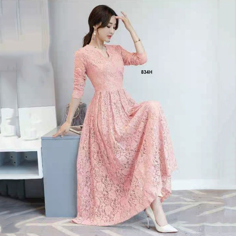 kudapy เดรสยาวสีเทา/สีขาว/สีโอรส/สีแดงเลือดหมู ลูกไม้แขนศอก คอวีป้ายหน้า (ช่วงบนไม่มีซับใน)งานลูกไม้ลายสวยหรู เย็บบุซับในช่วงกระโปรงอย่างดี