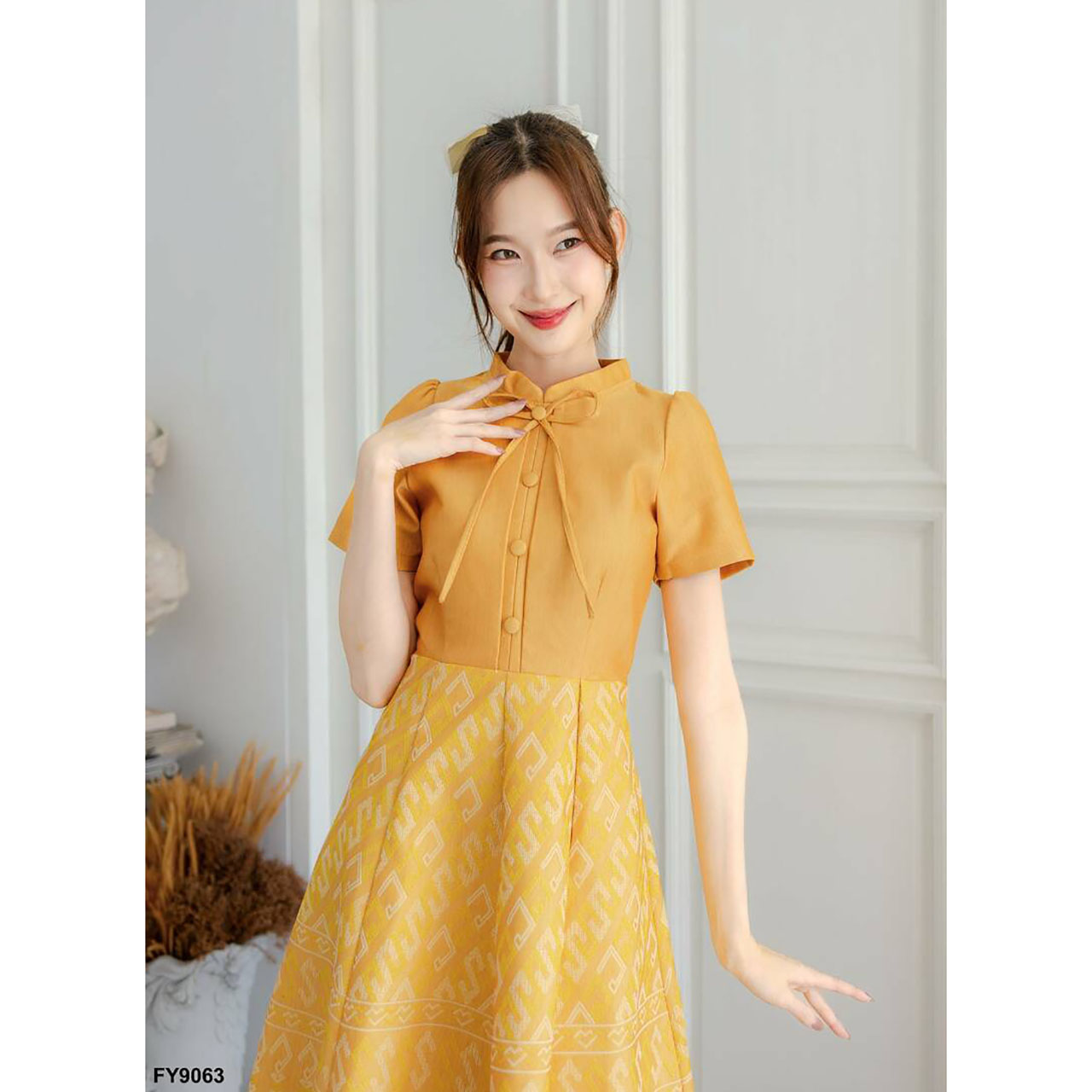 kudapy เดรสสั้นสีเหลือง ผ้าไทยคอจีนผูกโบว์แต่งกระดุม