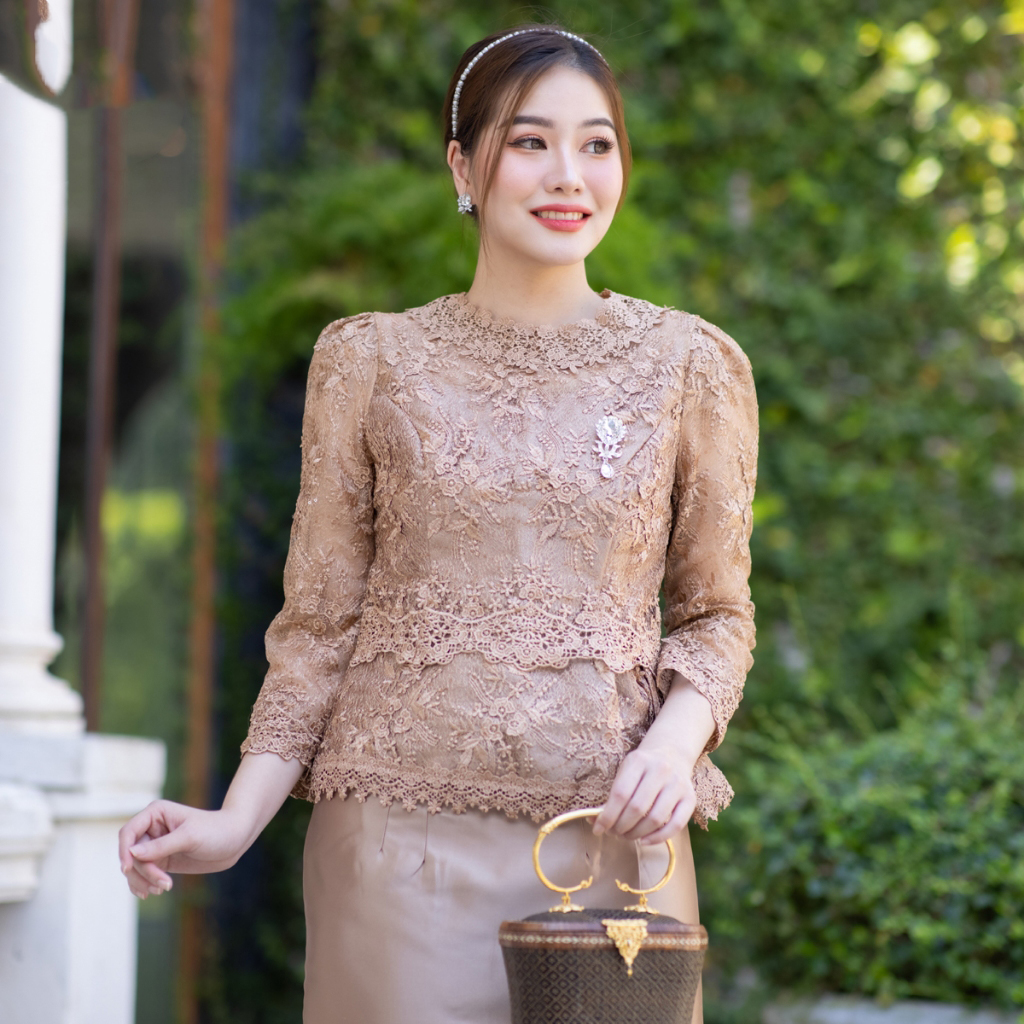 kudapy ชุดไปงานแต่งสีชมพูโรสโกลด์ เสื้อลูกไ้มฝรั่งเศษอย่างดี มีซับในซิบหลัง กับผ้าถุงสีเดียวกัน ใส่คู่นี้เกิดมากค่าแม่